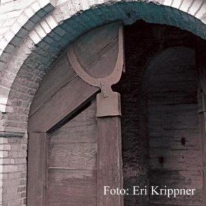 Portal der Turm-ruine, das ein Teil des von Joseph Beuys geschaffenen Ehrenmals Büderich beherbergt.